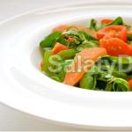 Salad na may pinausukang salmon